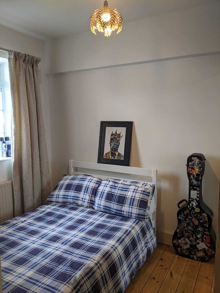 Beautifully Decorated Contemporary 2 Bedroom Flat