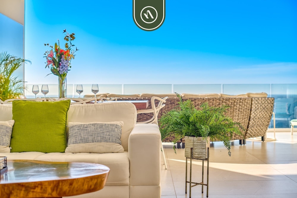 Oceanview Luxury Condo - Private Beach - Rooftpop