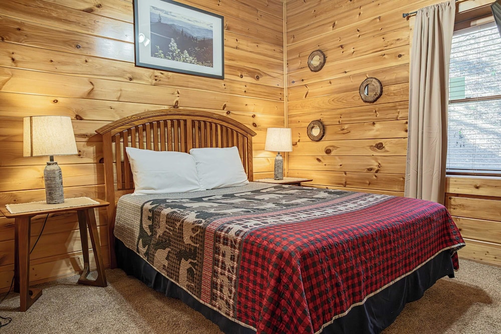 Bear Creek Way by Avantstay Hot Tub, Game Room, Air Hockey, Near Dollywood & Smoky Trails