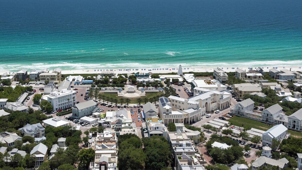 Located in Seaside - Sleeps 4 view 5