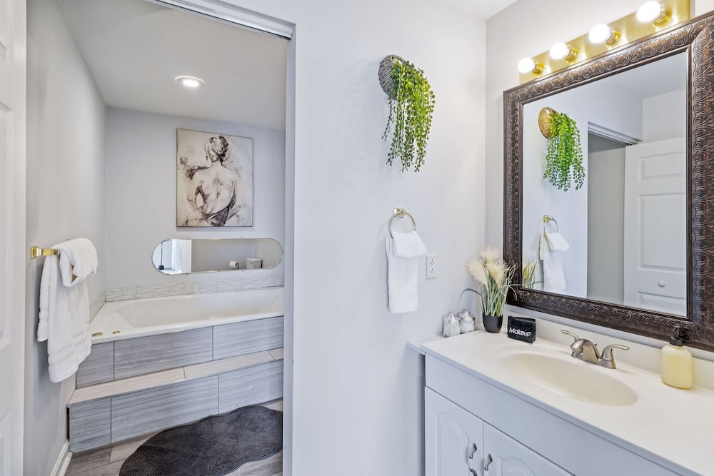 Renovated River Home Hot Tub Sauna Game Room