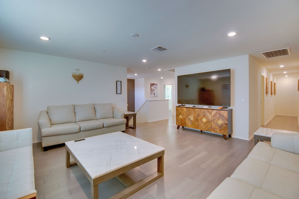 Luxurious & Spacious Family Duplex in Menifee!