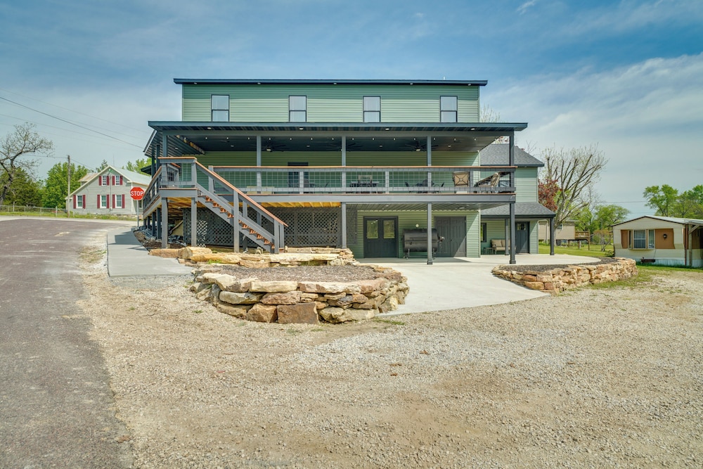 Studio Stay w/ Deck in Missouri Wine Country