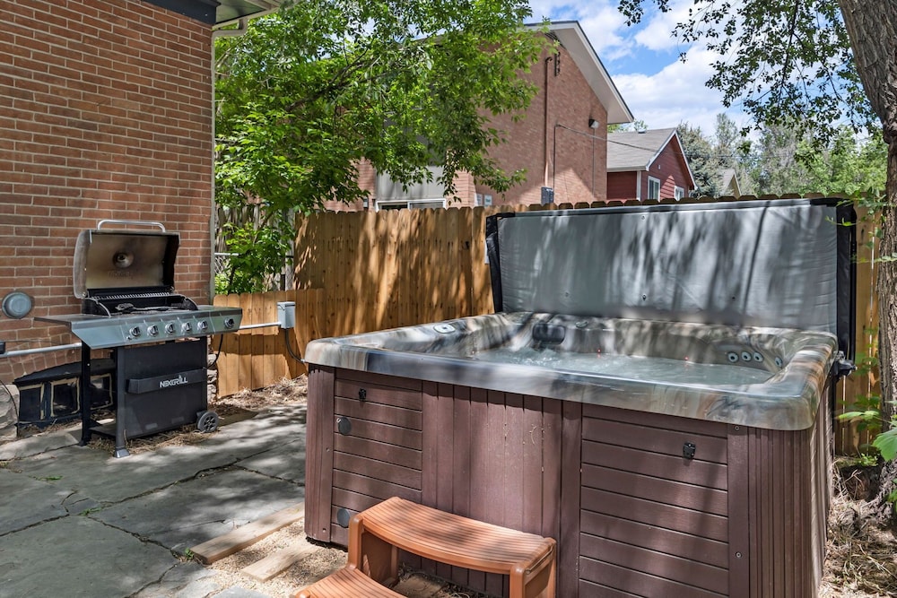 Old Town Retreat w/ Hot Tub Perfect for Groups!