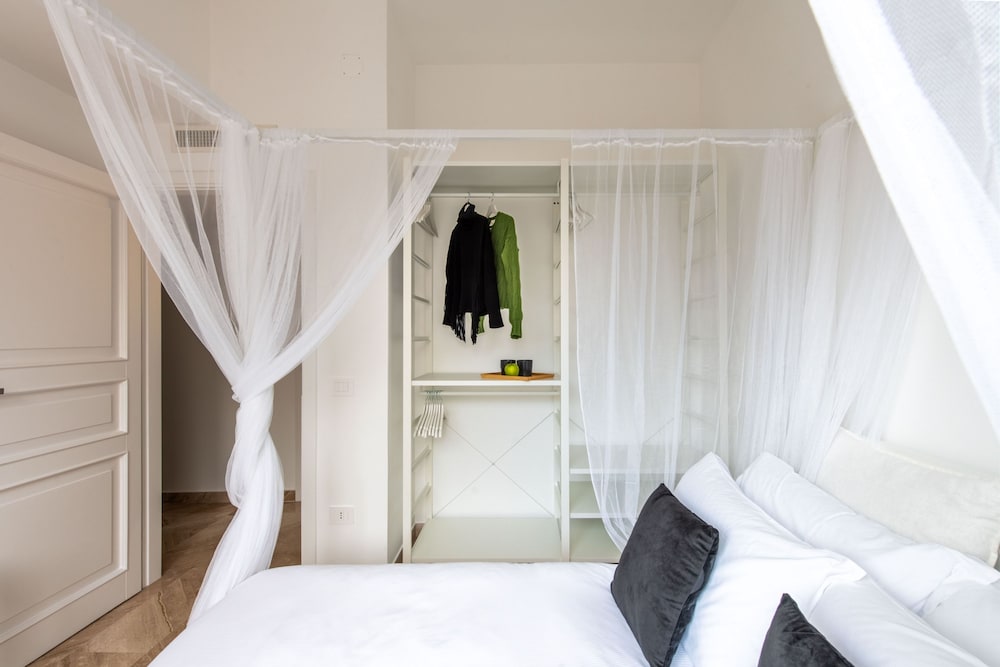 Ruggero City View Apartment by Wonderful Italy