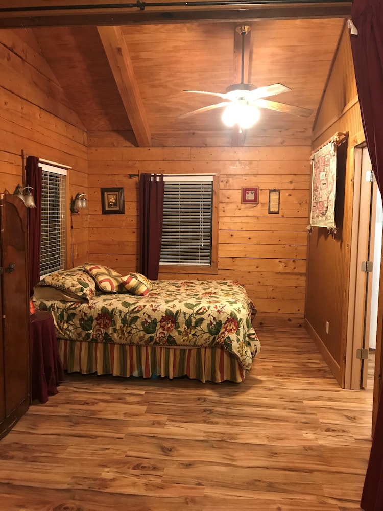 A Peace of Heaven Cabins view 3
