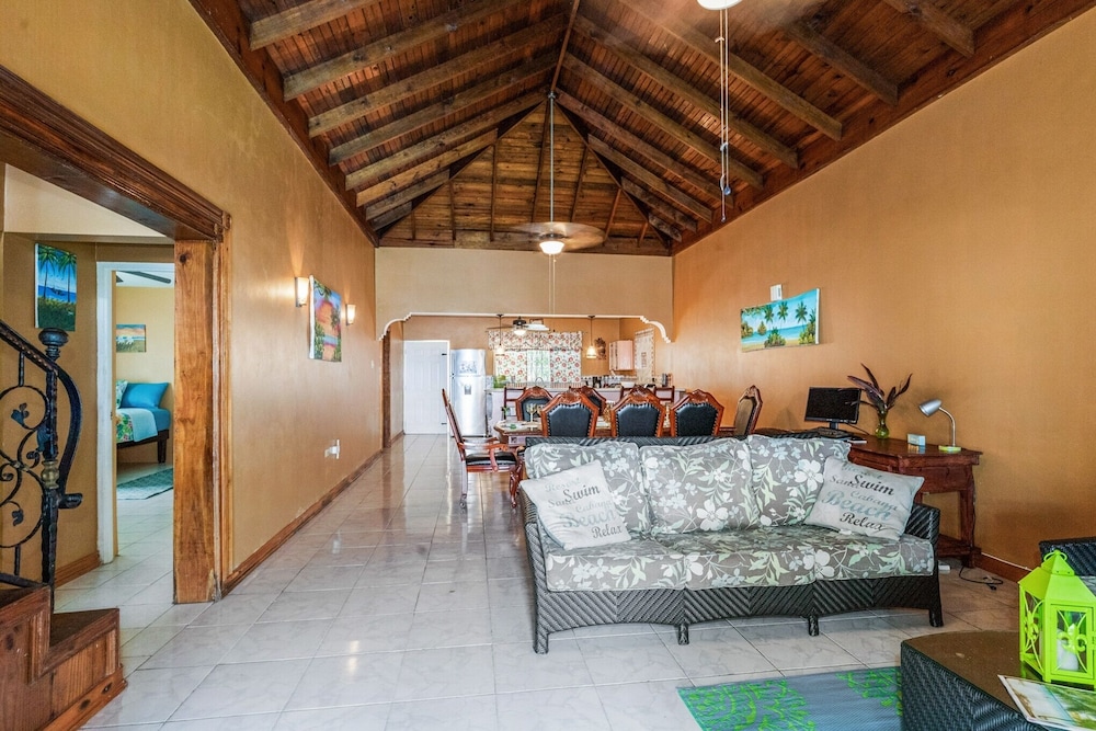 YanceyLargo- 4BR Villa Jacuzzi & Mountain Views by RedAwning view 4