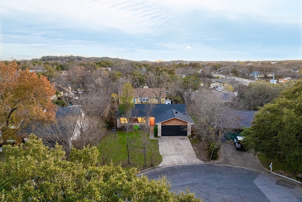 Private Yard w BBQ Games Steps to South Congress Barton Creek Clarksburg