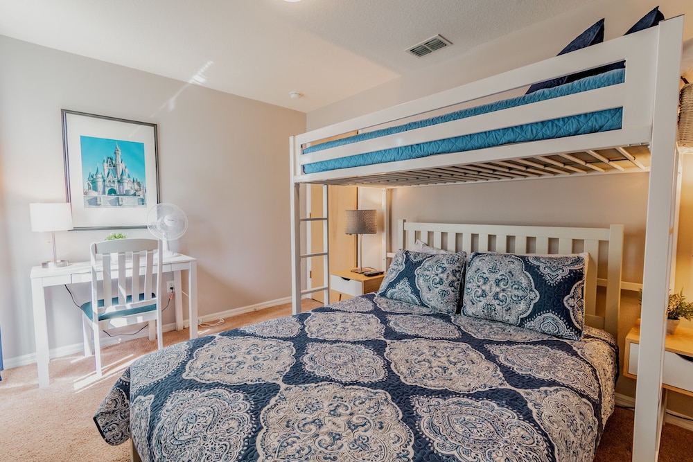 ​Near Theme Parks! Spectacular New 3 BR Home, Sleeps 7, Patio, Pool!-2