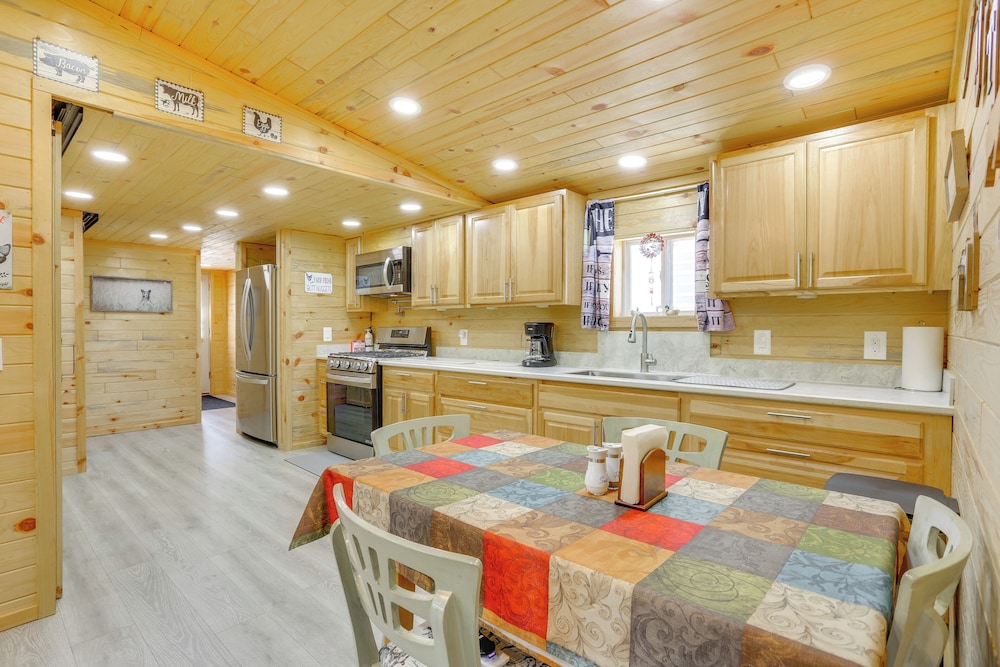 4 Mi to Delaware River: Callicoon Retreat w/ Deck!
