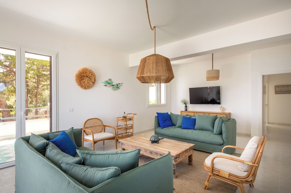 Sea Frame Design Apartments with Pool by Wonderful Italy