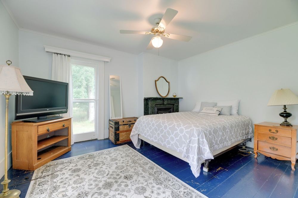 Historic Vineyard Farmhouse w/ Views of Lake Erie! view 4