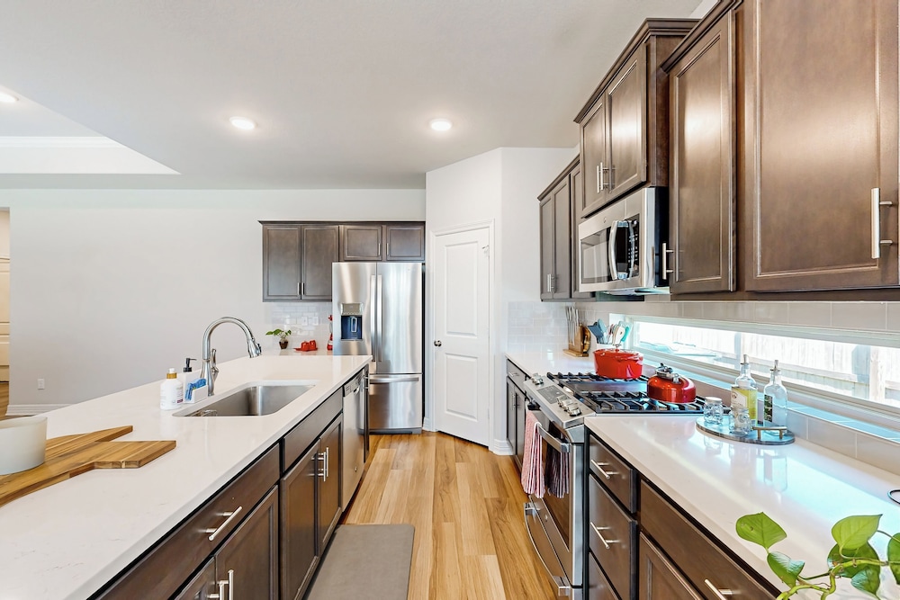 3BR Cozy Home w/ Enclosed Backyard & W/D