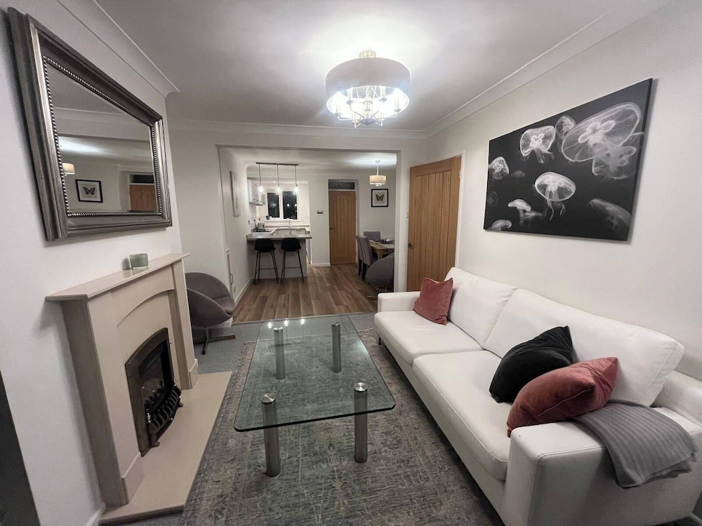 Charming 3-bed Cottage - Private Garden & Parking