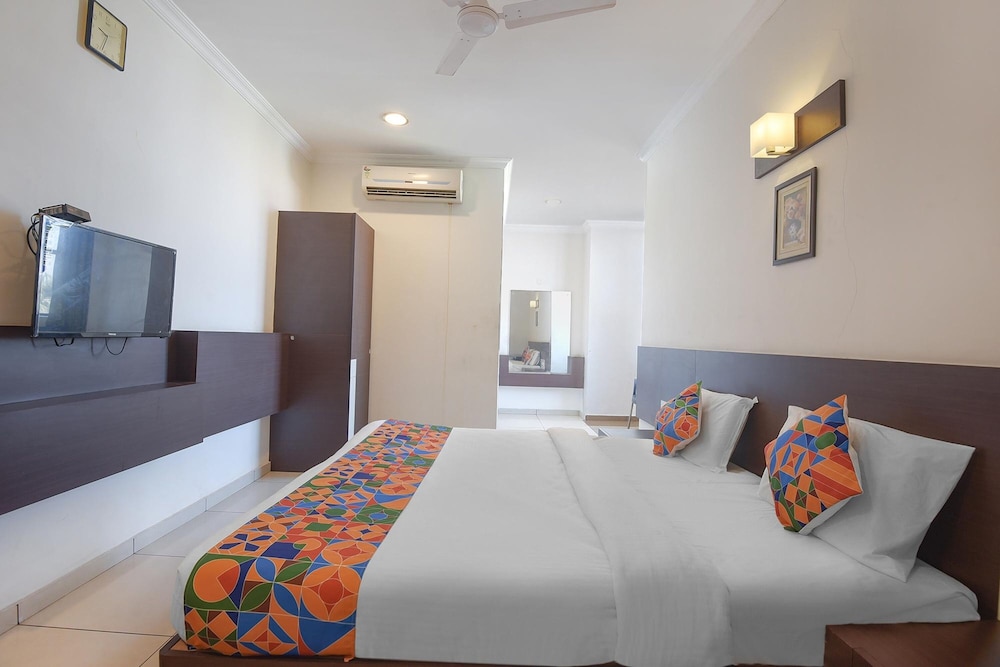 Fabhotel White Clouds