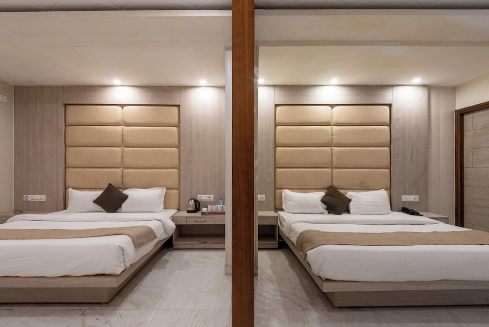 Shining hills by Lawrence Hotels