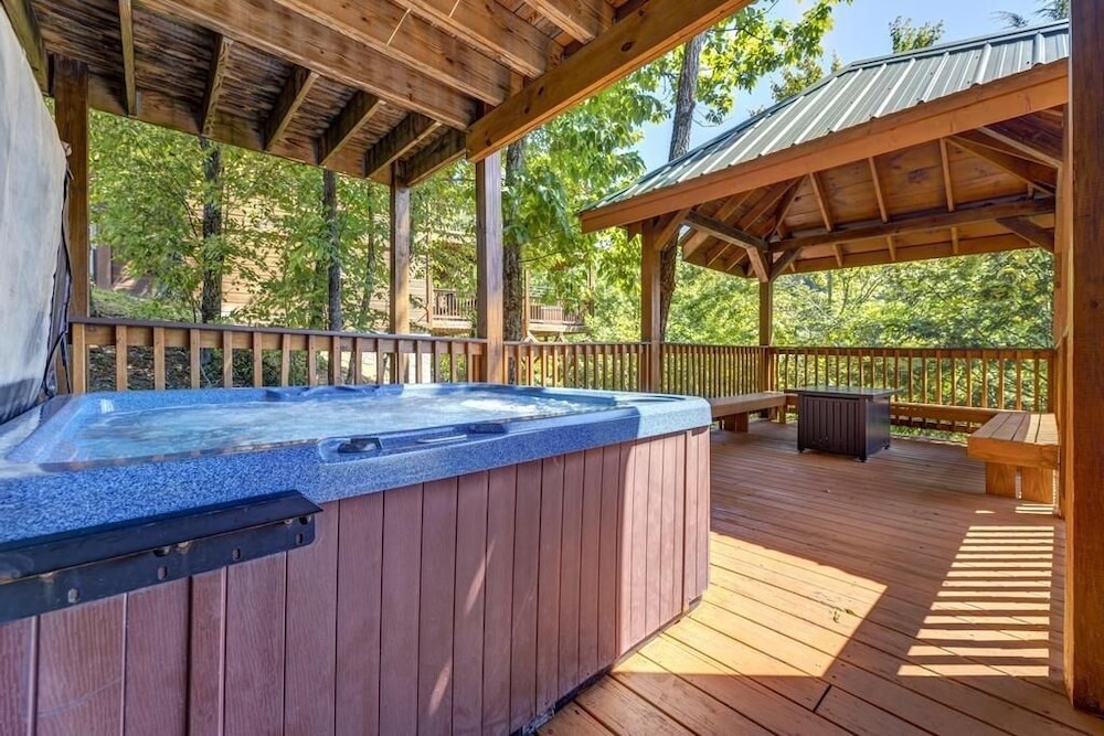 Valley View-tiful - 5 Bedrooms, 5 Baths, Sleeps 18 Home by RedAwning