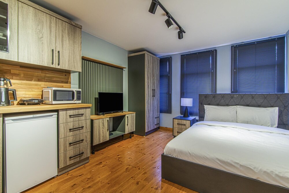 Chic Studio Flat Close to Kennedy Avenue in Fatih