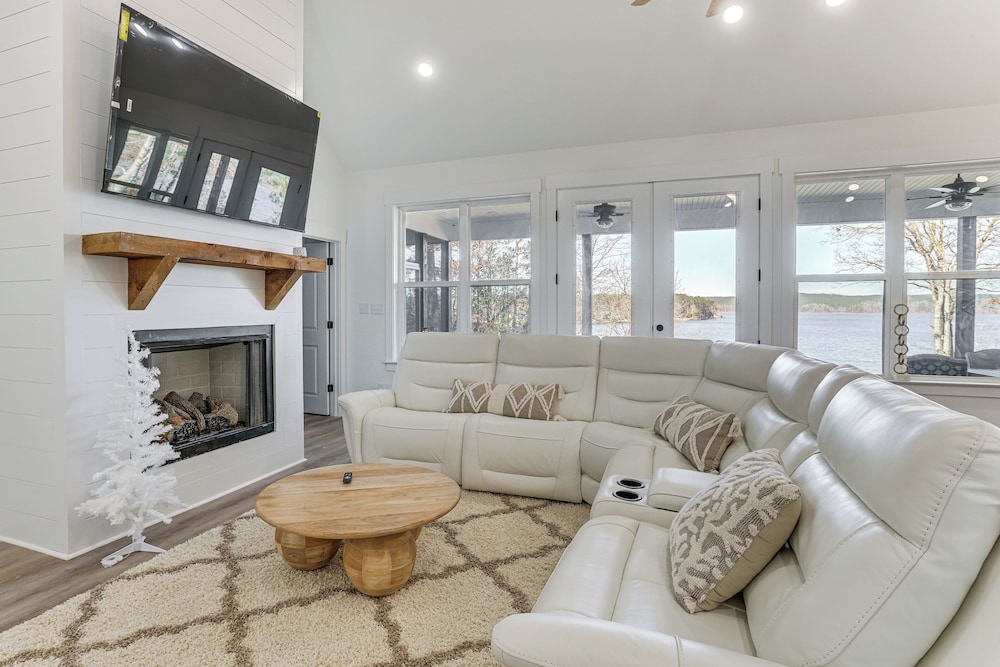 Private Lakeview Haven in Rockford