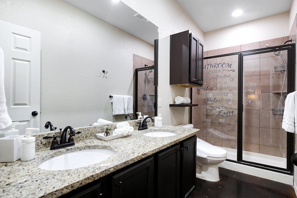 Modern Pet-friendly Duplex Near River Walk 3 Bedroom Duplex