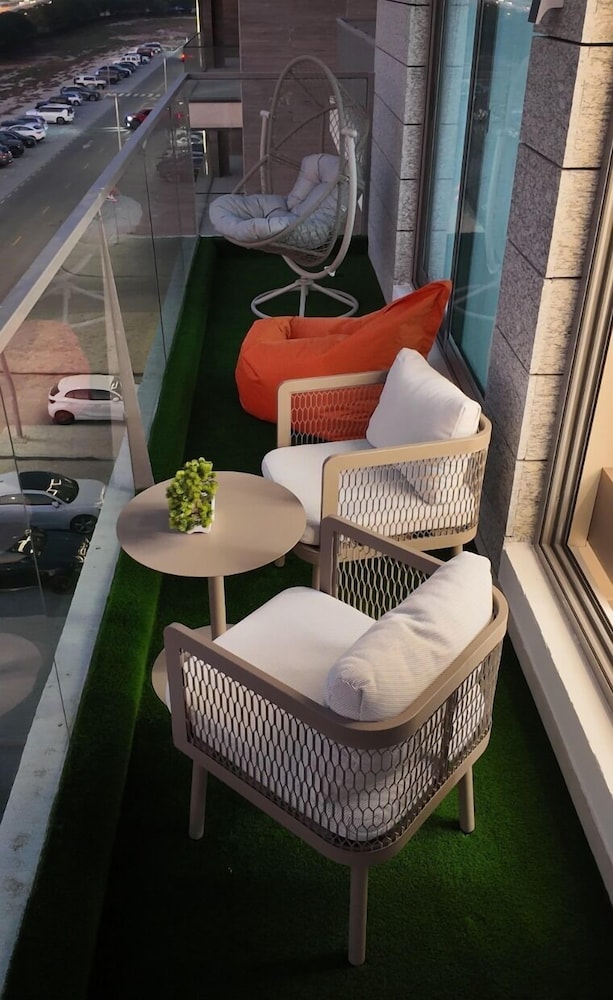Luxury 1BR w/ Balcony & Burj Khalifa View