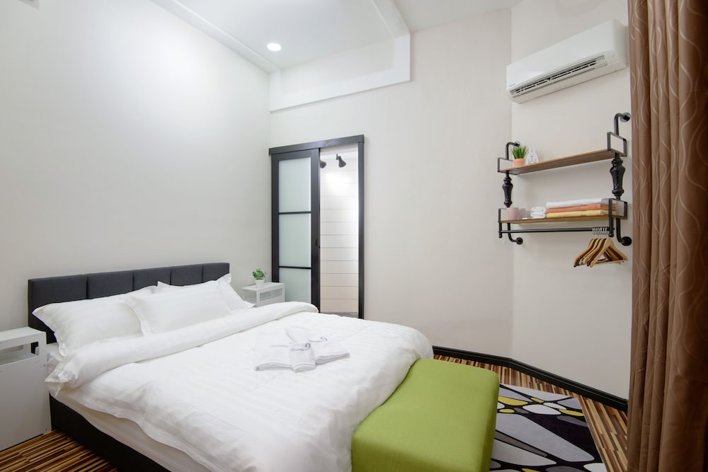 5-Bedrooms Gurney Terrace 9 - iB13 photo 7