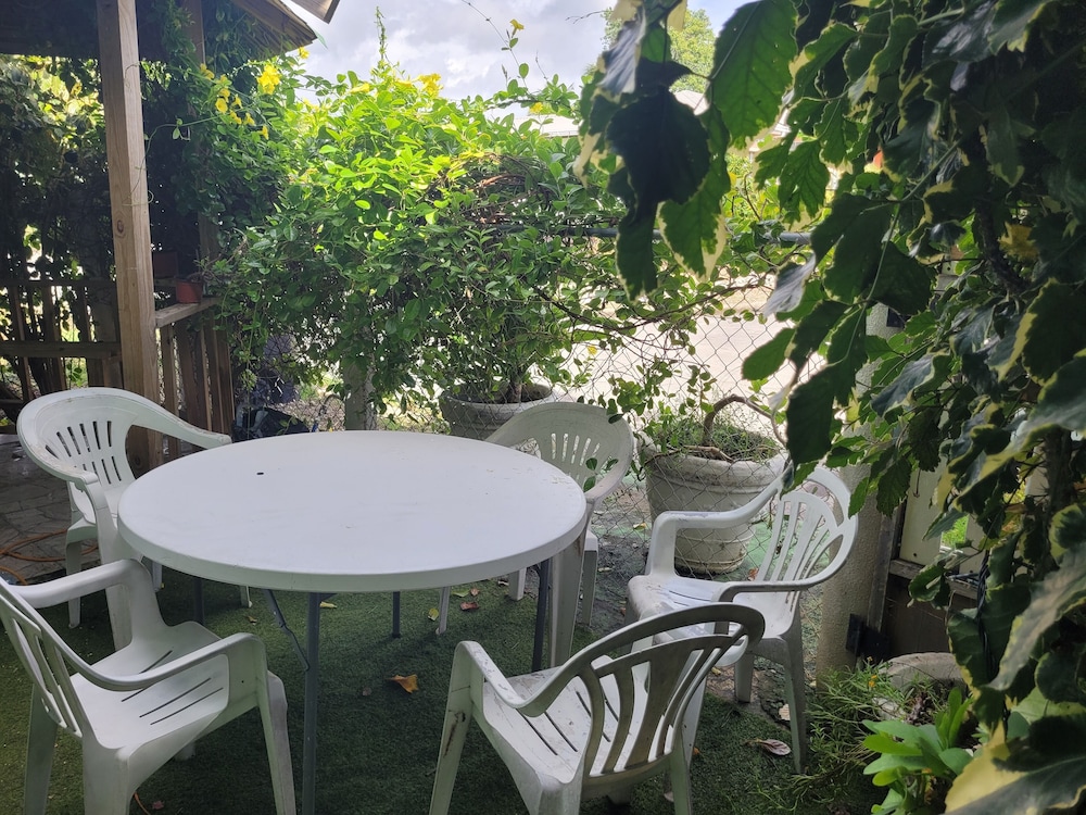 JO J'S Hostel