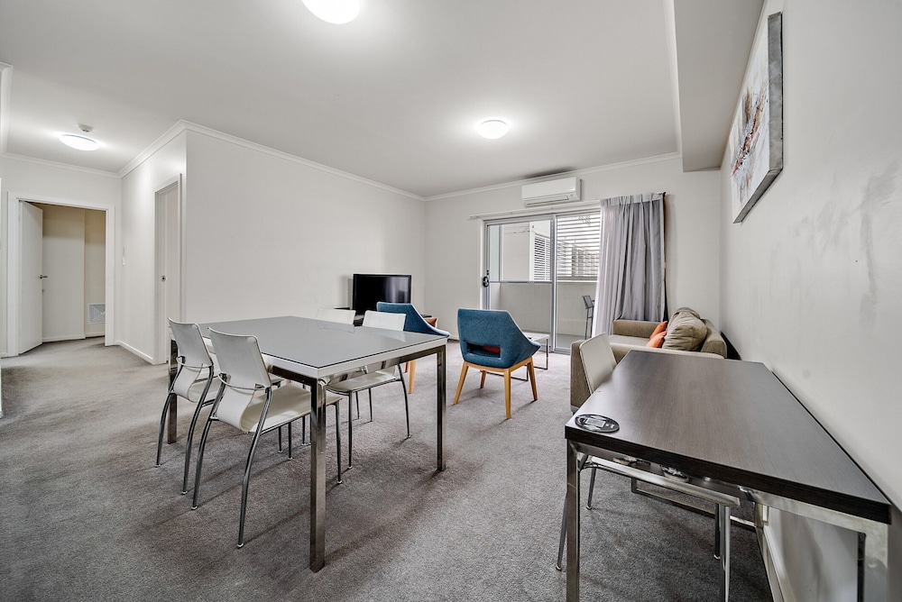 Comfy 2-bed Near the Lake With Secure Parking