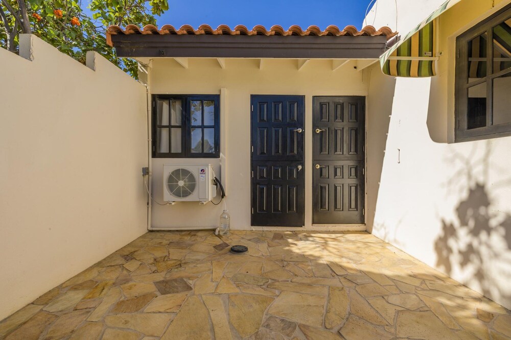 Luxurious Haven in the Heart of the Island Pool