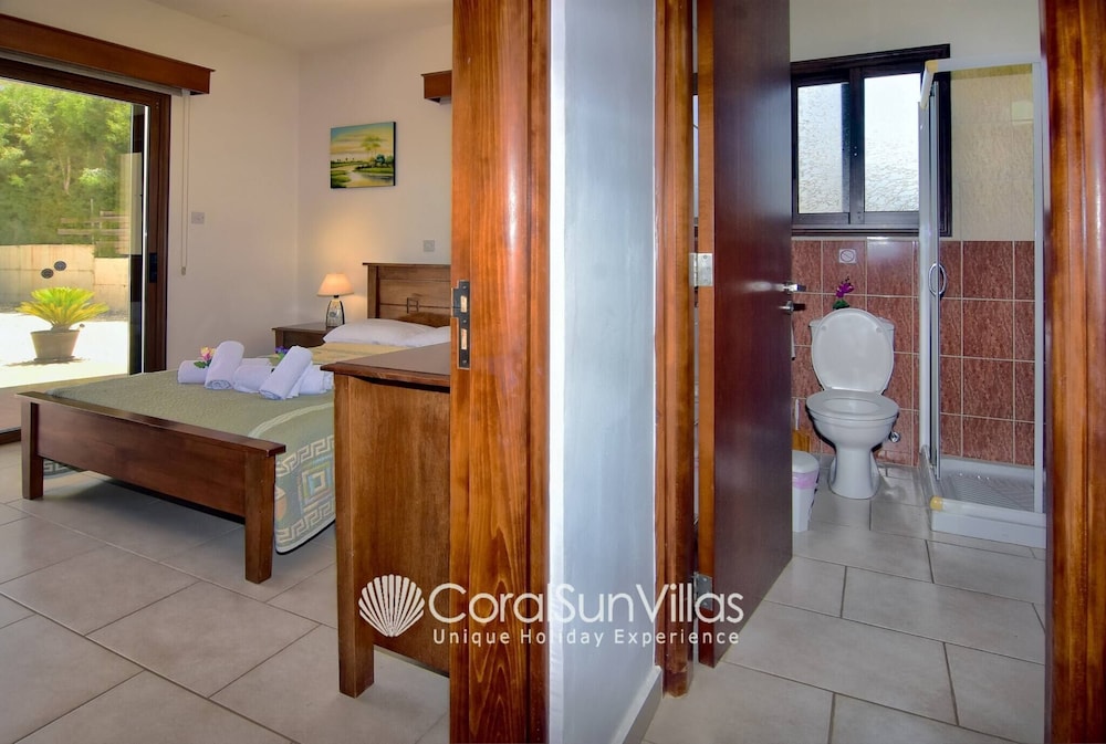 Family Villa Short Walk To Coral Bay Strip 5 Min and Pub, Shops etc