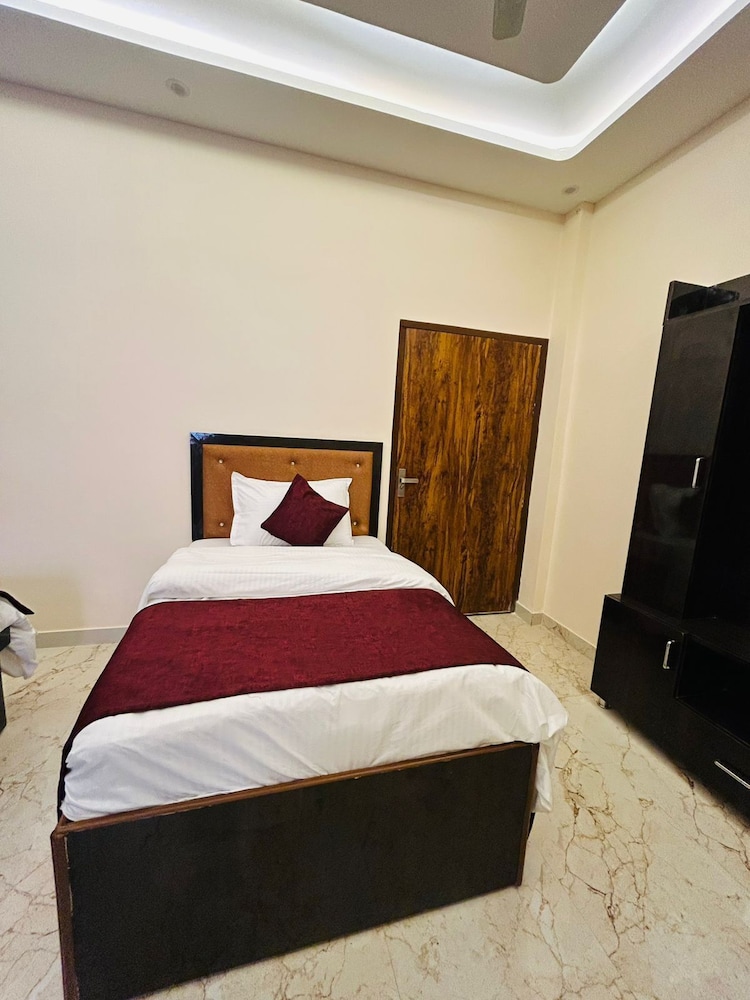 Hotel DVL INN- Near Jalmahal Jaipur