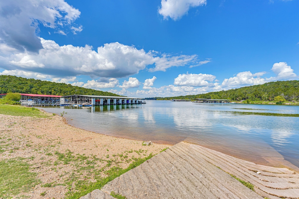 Cozy Cabin w/ Deck & Boat Launch Access in Lampe!