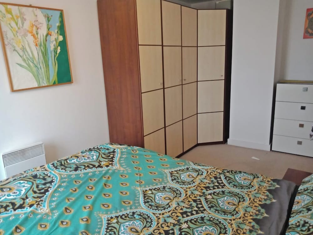 1 Bed Flat - Sleeps 5 - Pets - Garden - Parking