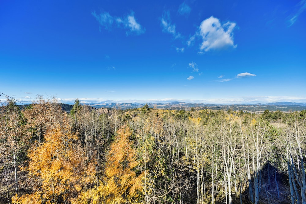 Hot Tub & Peak Views: Cripple Creek Cabin
