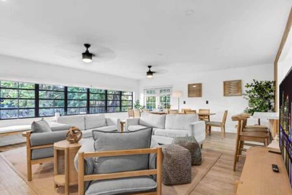 1720 Wa Kee 2A Luxurious 4BR 3BA Retreat in Coconut Grove w Pool