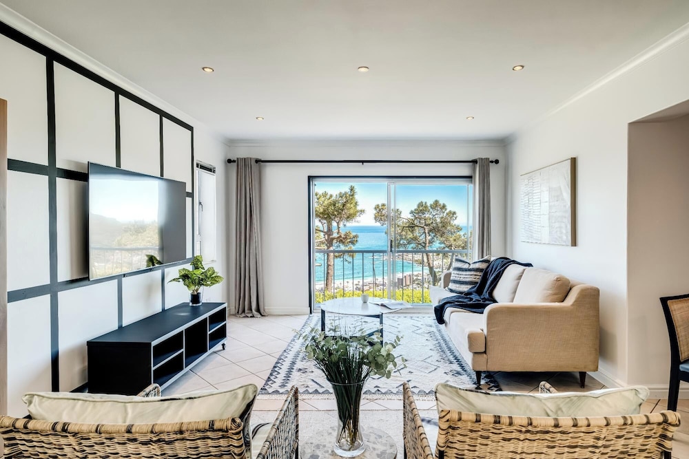 Chic 2bed in Camps Bay w Sea Views Bayview Rise