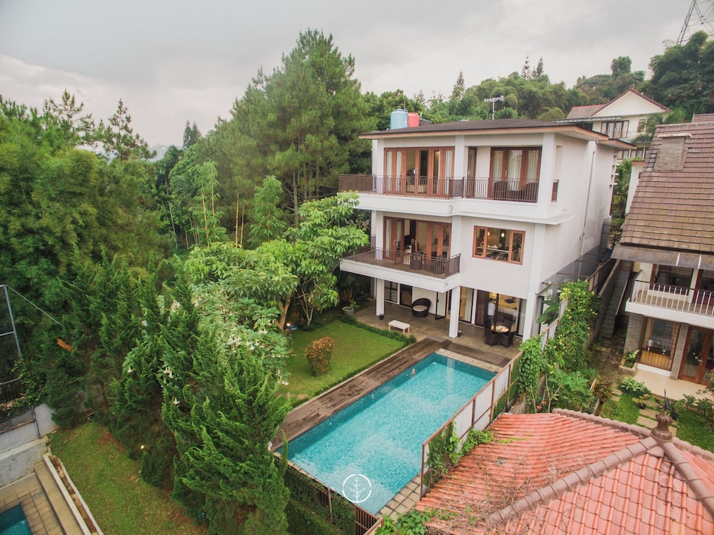 BreezeBlows City View 5BR with Pool + Familly Room