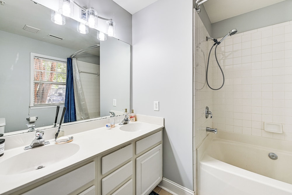 1/2 Mi to Bank of America Stadium: Uptown Condo!