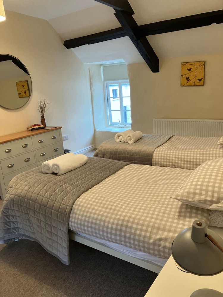 1 Courtyard Cottage With hot tub and Walled Garden