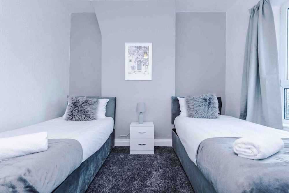 Comfy Four Bedroom House with parking