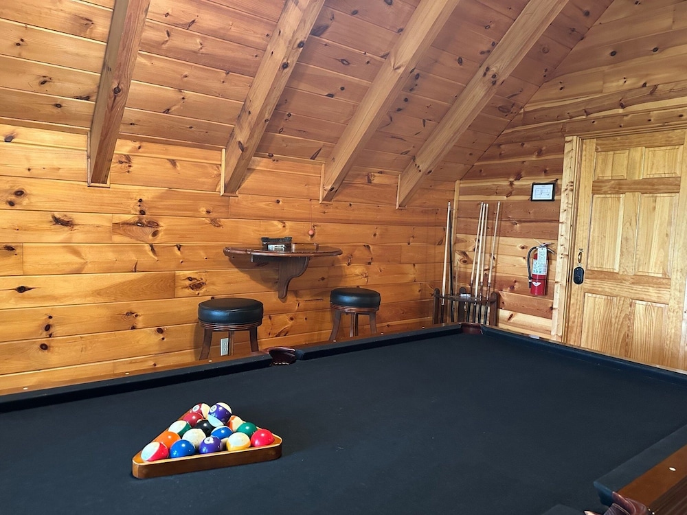 Chillin N Grillin 2 Bedroom Cabin