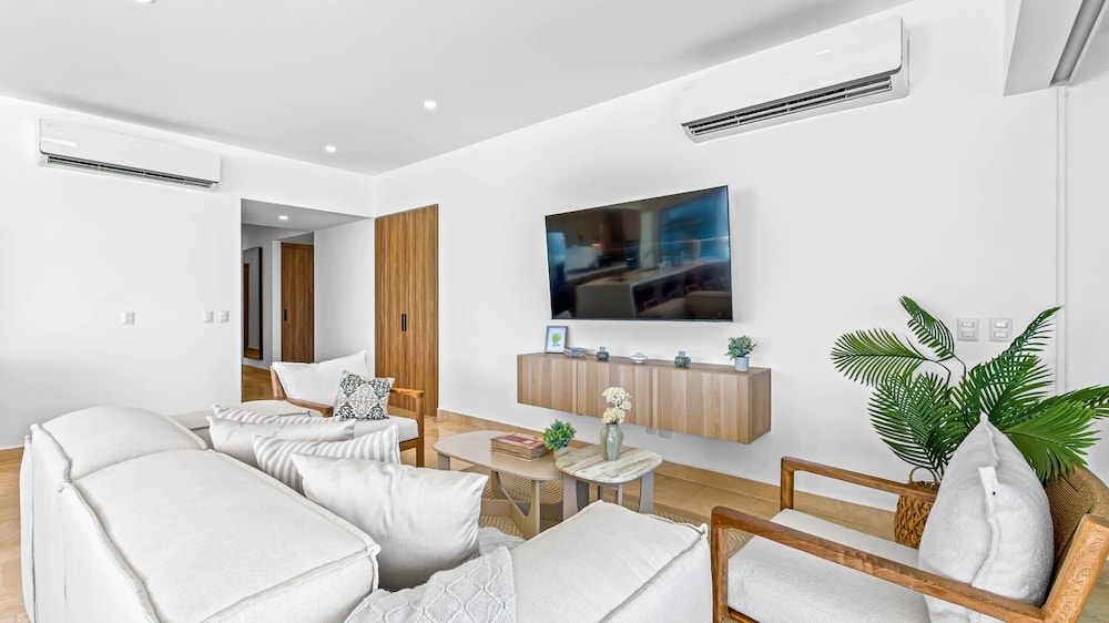 3BR with Private Pool on the Ocean