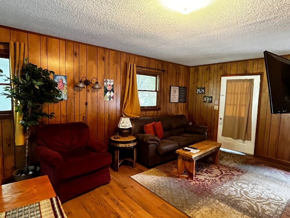 Meadowlark Motel with Restaurant & Bar