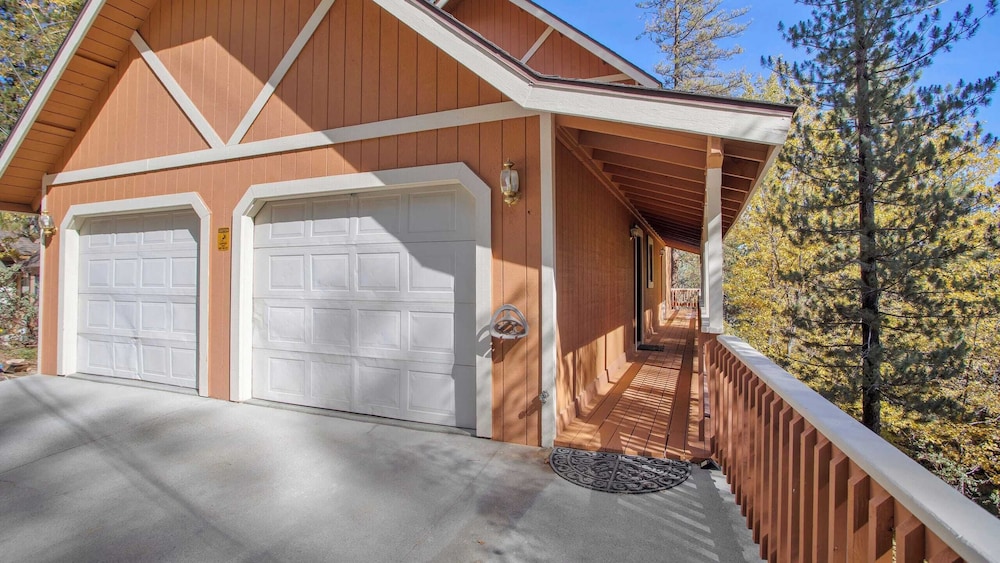 5bdr Stay w/ Fireplace, Game Room & Family-friendly Amenities Arrowhead Chalet by Avantstay