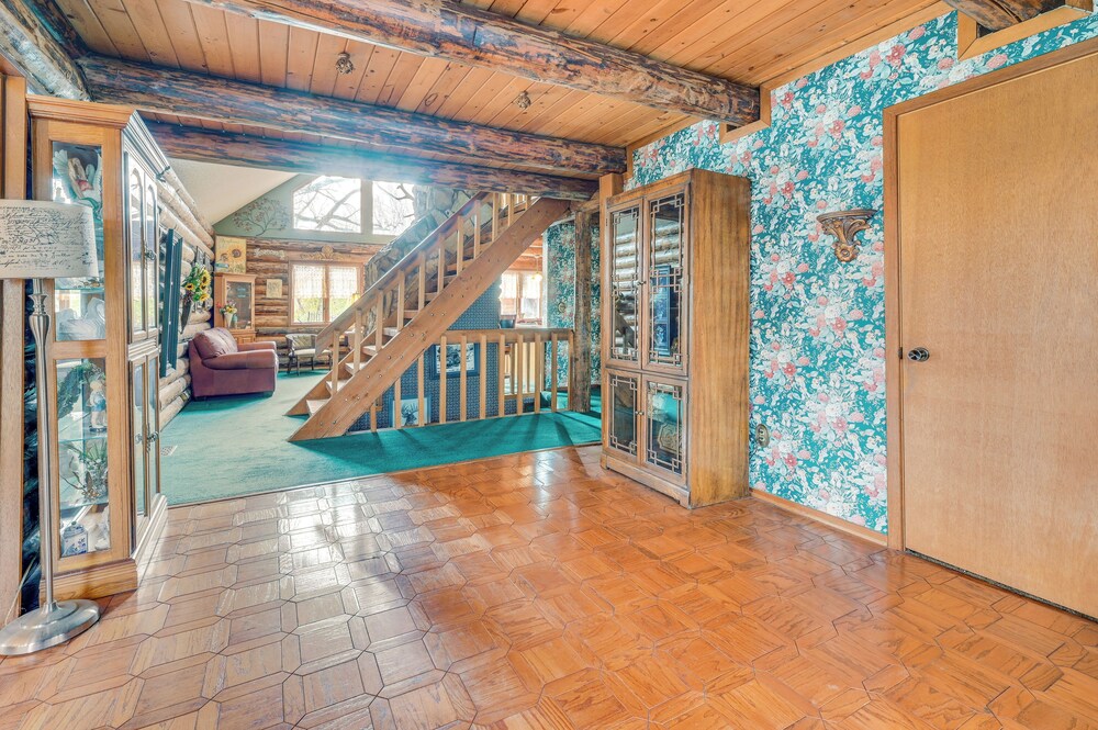 Walk to Saylorville Lake: Spacious Home w/ Deck!