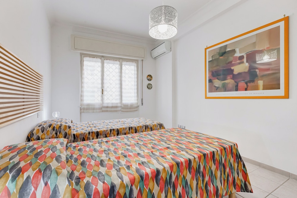 Cozy 2-Bedroom Flat with Balcony