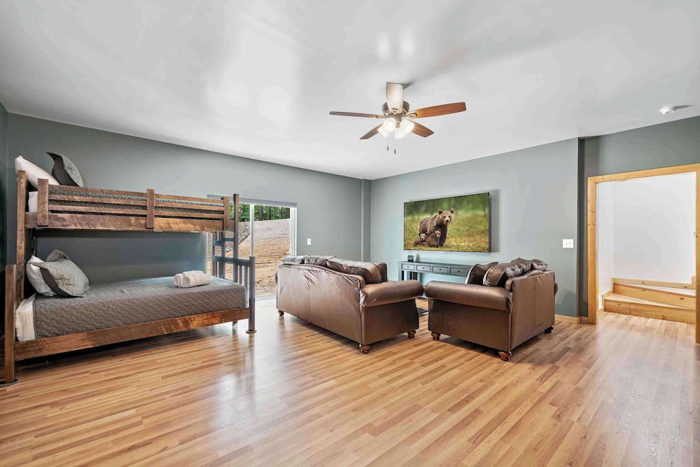 New Listing - Luxurious Mountain Home for 8 With Amenities