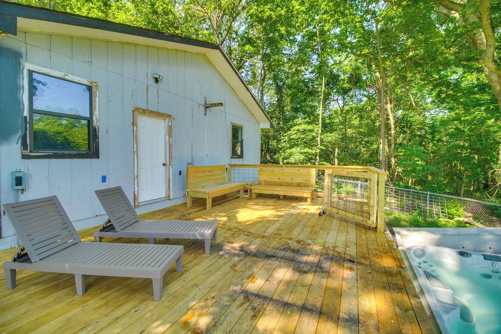 Waterfront Hot Tub - Luxe Home on Grand Lake!