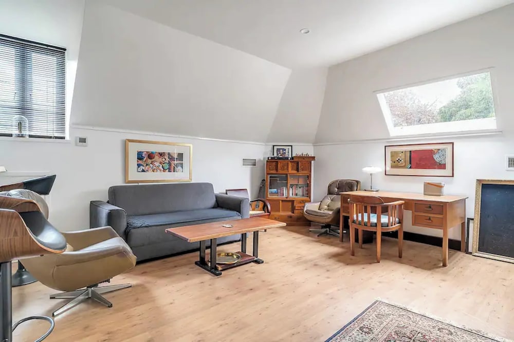Cozy Apartment w/ Terrace Close to City Center