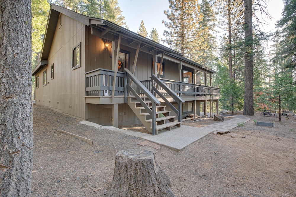 Arnold Cabin Near Calaveras Big Trees State Park! view 2